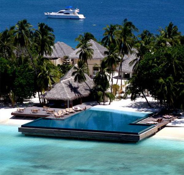 Malediven Insel: Ansicht von Hufaven Fushi mit Infinity Pool
